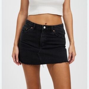 Express Black Denim Mini Skirt Stretch Raw Hem Classic 5-Pocket Mid Rise Size 8